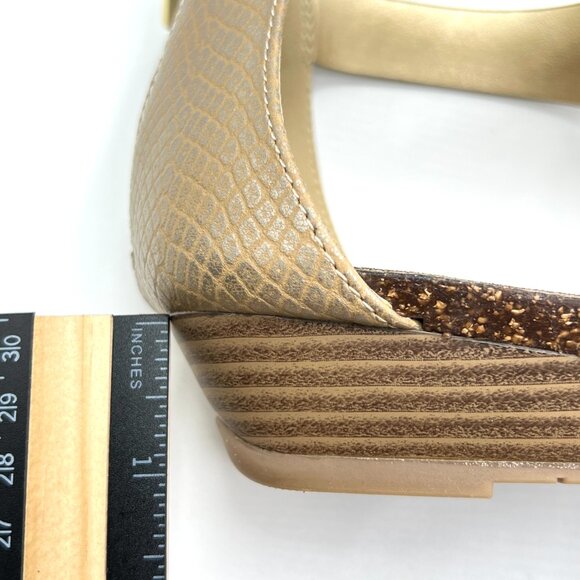 Kenneth Cole Reaction Size 7.5 Great Gal Soft Gold Low Wedge Sandals Shoes - Picture 13 of 13